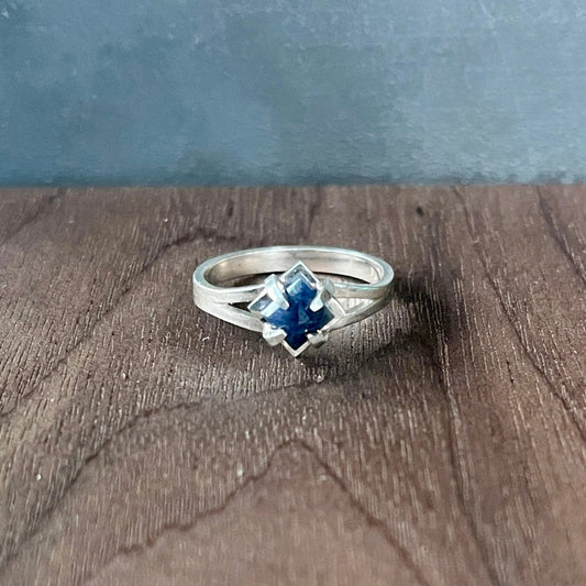 prong ring / sapphire / size 7